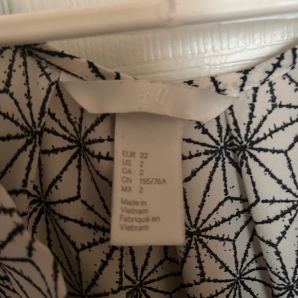 H&M Black and White Geometric Shirt - Picture 3 of 3